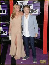 组图：群星亮相乡村奖红毯 泰勒裸背妮可秀恩爱