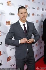 组图：《对的错误》首映 莎拉-坎宁着抹胸裙