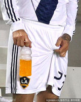 组图：贝克汉姆赛场出糗 偷摸私处被拍下