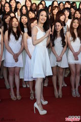 组图：林依晨亮相记者会 白色长裙优雅文静