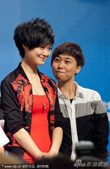 组图：李宇春紧身红衣小露沟 与粉丝互动引尖叫