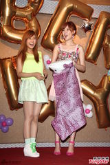 组图：安心亚粉裙亮相歌迷会 台上跳舞性感甜美