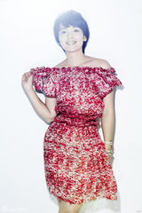 组图：陈维涵发布红裙写真 笑容甜美秀香肩