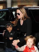 组图：朱莉带孩子们买玩具 龙凤胎儿子金发大眼