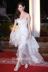 组图：金莎朗白色纱裙飘逸亮相 笑容甜美可人