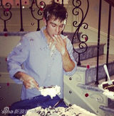 组图：《绯闻女孩》派对奈德被整 恰克醉卧美人塌