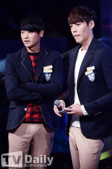 组图：韩团missA携新曲回归 女团齐秀腿拼性感