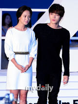 组图：金在中宋智孝携手《豺狼来了》釜山见面会