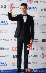 组图：众韩星亮相第17届釜山电影节蓝地毯