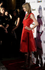 高清图：年度女人音乐奖泰勒-斯威夫特红裙美艳