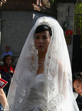 组图：直击袁莉北京婚礼现场 幸福新娘笑容满面