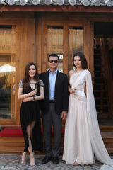 组图：李亚鹏等束河看秀力挺年轻设计师