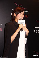 组图：陈嘉桓为品牌走秀 与羽翘白衣比靓