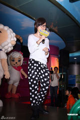 幻灯组图：周笔畅耍酷扮可爱 棒棒堂平底锅当贺礼 