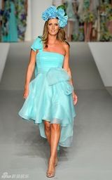 组图：妮基-希尔顿现身悉尼 时装周变T台模特