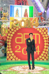 组图：韩星李玹雨来港跨年 热情与粉丝“抱抱”