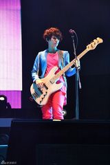 组图：苏打绿香港开唱团长脱衣 黄秋生点小情歌