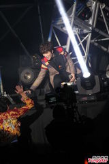 组图：萧敬腾炎亚纶亮相圣诞演唱会high翻全场