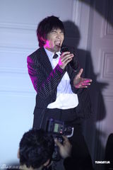 组图：萧敬腾带病上阵嘶吼演出 连唱五首歌曲获喝彩