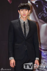 组图：李多海时隔八年再搭李栋旭 镂空裙秀美胸