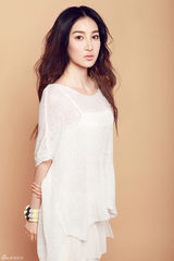 组图：姜雯初秋写真摩登简约似暖阳