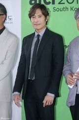 独家组图：李秉宪出席活动 婚后更显稳重绅士