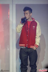 组图：陈冠希亮相上海 问及阿娇怒瞪记者