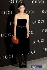 组图：韩彩英大红裙站台十足抢镜 申世京低胸性感