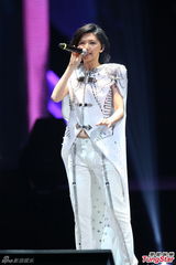 周杰伦介怀被燕姿夺第一次 与邓丽君隔空对唱