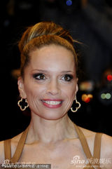 高清：《仰天长啸》首映 导演维多利亚被面具男抱起