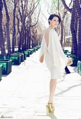 组图：石天琦午后漫步写真 散发迷人气质