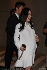 组图：霍思燕挺大肚杜江护驾 获神秘男热情熊抱