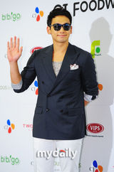 组图：宋承宪Rain出席活动 宋允儿申世京黑白配