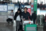 组图：刘亦菲携母亲回京 继父甘当行李工