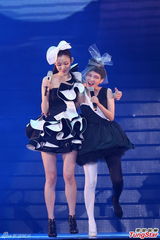 组图：范玮琪个唱秀姐妹感情 与范晓萱亲亲