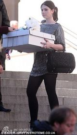 组图：莉顿-梅斯特片场闲聊 蕾丝裙突显圆润丰臀