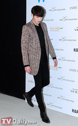 组图：车艺莲嘉熙薄纱装亮相 金宇彬西装展个性