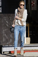 高清图：惠特莉街拍LOOK夹克牛仔裤搭豹纹围巾