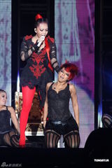 组图：张惠妹火红爆乳装亮相 歌迷点唱HIGH翻天