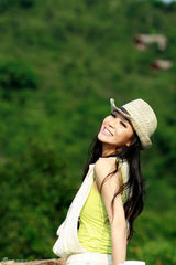 高清图：苗圃柔美写真登封面 巢居三亚做“鸟人”