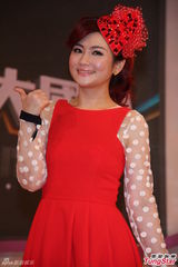 组图：Selina红裙俏皮 鸡排妹狂挤浑圆半球抢眼