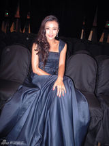 组图：秦岚捧场大连国际时装节 小露香肩优雅亮相