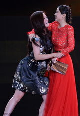 组图：赵薇获选最佳导演处女作奖台上激吻经纬