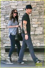 组图：梅根-福克斯挺孕肚出街 老公贴心护驾