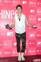 组图：SHINee自曝爱玩网游 成员模仿女生跳舞