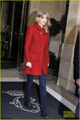 组图：泰勒优雅亮相巴黎 红色外套抢镜十足