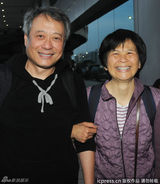 组图：李安携妻返台陪母过节 林惠嘉见媒体吐舌