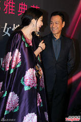 姚晨露背装秀性感 范冰冰否认收婚戒称自备(图)