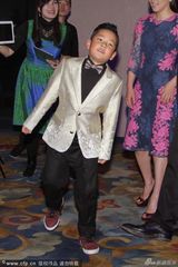 组图：郭涛携全家总动员 石头蹲地不停搞怪