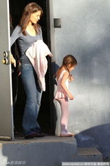 组图：苏瑞扎麻花辫练芭蕾舞 粉嫩礼服俏皮可爱